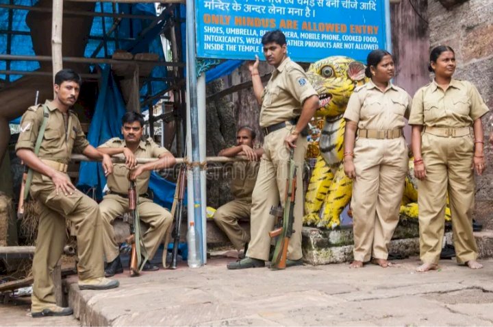 पंढरपूरात नवरात्रौत्सवाच्या पार्श्वभूमीवर पोलीस दलाचे मॉकड्रिल.  ◾आपत्कालीन परिस्थितीत शीघ्रकृती दल तैनात.  ◾उत्सवाच्या पार्श्वभूमीवर पोलीस प्रशासन सतर्क.