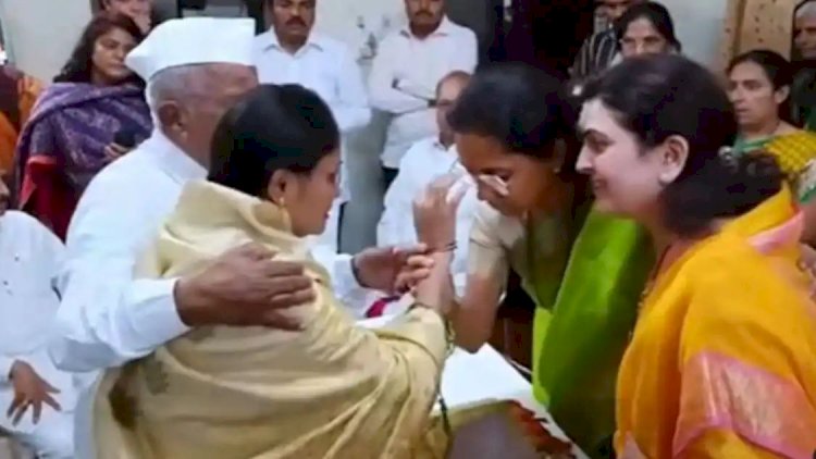 विधवा सुनेला सासऱ्याचा आधार ; थरथरत्या हाताने लावलं कुंकू : खा. सुप्रियाताई सुळे...