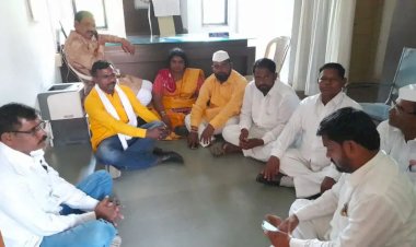 आरटीओ कार्यालयात स्वतःला कोंडून घेत ऊस दर संघर्ष समितीचे अनोखे आंदोलन