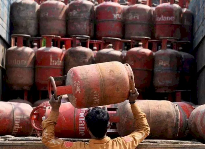 सर्वसामान्यांसाठी आनंदाची बातमी! LPG गॅस सिलिंडर झाले इतक्या रूपयांनी स्वस्त..