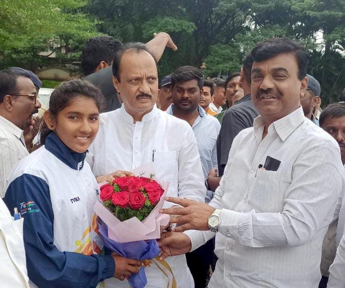 वसंतराव काळे प्रशालेची विद्यार्थिनी प्रीती काळे हिचा विरोधी पक्ष नेते अजित पवार यांच्या हस्ते सत्कार..