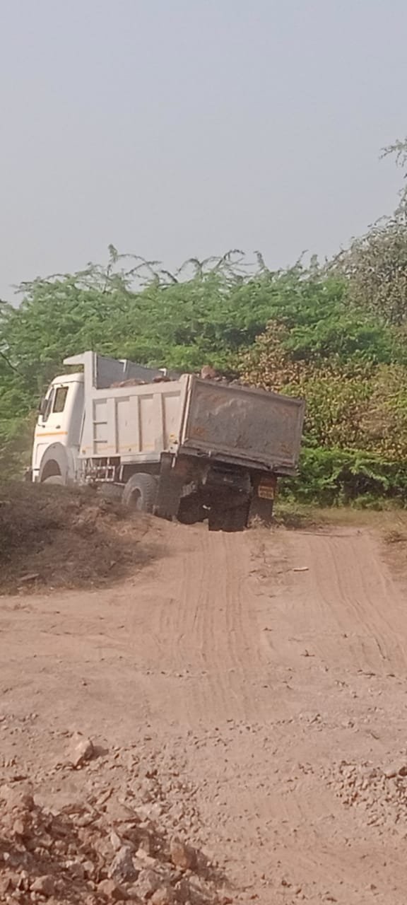 मुंढेवाडी येथील जमिनीला मुरूम तस्कराचा मोठ्या प्रमाणात विळखा..