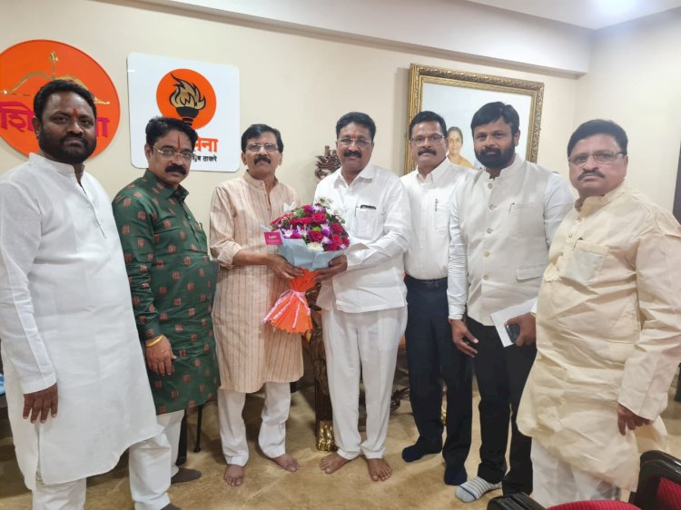 सोलापूर जिल्हा ठाकरे गटाच्या शिवसेनेच्या वतीने खा. संजय राऊत यांचे जल्लोसात स्वागत..