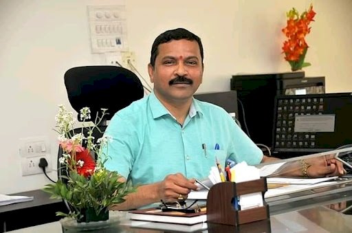 जिल्हा परिषदेचे मुख्य कार्यकारी अधिकारी दिलीप स्वामी यांनी सोलापुरातील एक मुख्याध्यापक व तीन उपशिक्षक निलंबित..!