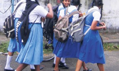 गुरूजींनी तपासले विद्यार्थ्यांचे दप्तर, बॅगमधून निघाले कंडोम आणि गर्भनिरोधक गोळ्या