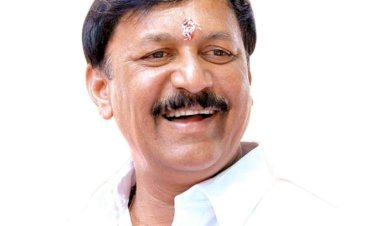 सोलापुरात भाजपचे आमदार विजयकुमार देशमुख यांच्या अंगावर शाही फेकली..!