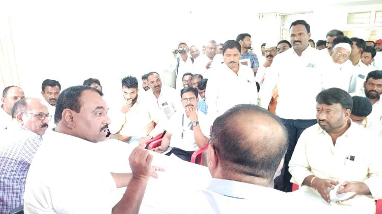 शेतकऱ्याच्या वीज प्रश्नावर आठ दिवसात तोडगा काढावा महावितरणच्या आढावा बैठकीत आमदार समाधान आवताडे यांच्या अधिकाऱ्यांना धरले धारेवर,