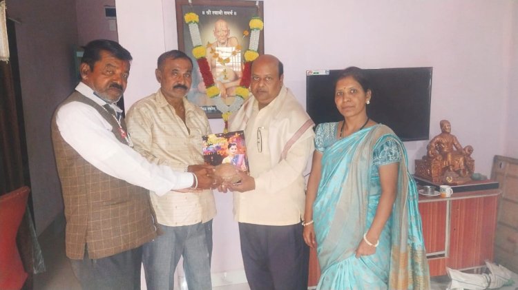 म्हसवड येथे प्रशांत माळवदे यांचा  जेष्ठ पत्रकार विजय टाकणे यांच्या हस्ते सन्मान..