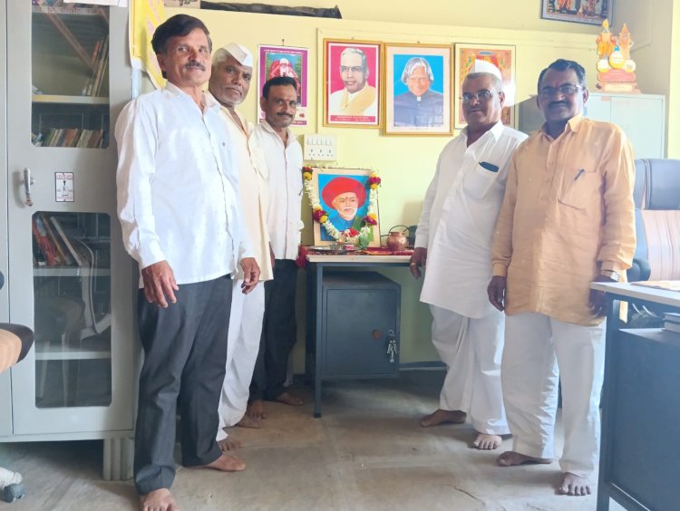 वाखरी येथील अहिल्यादेवी होळकर सार्वजनिक वाचनालयात महात्मा फुले जयंती साजरी..