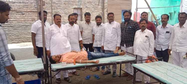 रक्तदान सारखे सामाजिक उपक्रम राबवून सामाजिक बांधिलकी जोपासली : चेअरमन शिवानंद पाटील महात्मा ज्योतिबा फुले व महामानव डॉ.बाबासाहेब आंबेडकर यांच्या जयंतीनिमित्त अभिवादन..