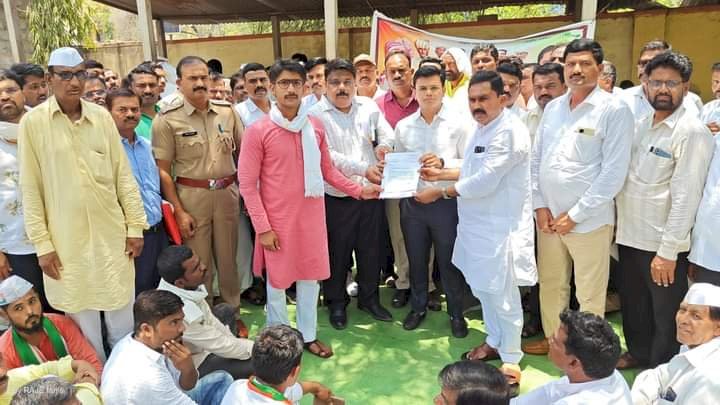 आ.यशवंत माने, लोकनेतेचे चेअरमन बाळराजे पाटील यांचे नेतृत्वाखाली मोहोळ तालुक्यातील शेतकऱ्यांचा तहसील कार्यालयावर विराट मोर्चा .