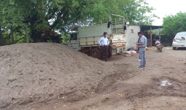 प्रांतअधिकारी गजानन गुरव यांनी केली कासेगांवात अवैध वाळू साठ्यावर धडाकेबाज कारवाई 10 ब्रास वाळू साठा, 4 लाख 57 हजारांचा मुद्देमाल जप्त.