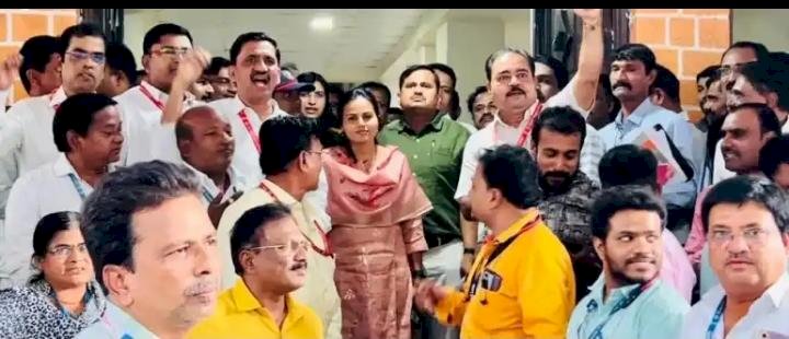 सोलापूर जिल्हा परिषद कर्मचारी संघटना एकवटल्या! आंदोलनकर्त्यांचा निषेध ; कामकाज बंद ठेवण्याचा इशारा