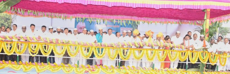 सह. वसंतराव काळे सहकारी साखर कारखान्याच्या गळीत हंगामास प्रारंभ --- कल्याणराव काळे शेतकऱ्यांची दिवाळी गोड करणारच - झुंजार आसबे