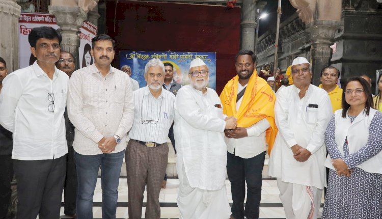 पंतप्रधान नरेंद्र मोदीजीच्या “मन कि बात” मध्ये “सबसे जादा मनपसंतीका फोटो” म्हणून राहूल गोडसे यांच्या फोटोग्राफीचा उल्लेख   सह अध्यक्ष श्री.गहिनीनाथ महाराज औसेकर यांच्या शुभहस्ते राहूल गोडसे यांचा सन्मान.    मंदिर समितीच्या दि.30/11/2023 रोजीच्या सभेत अभिनंदनाचा ठराव.