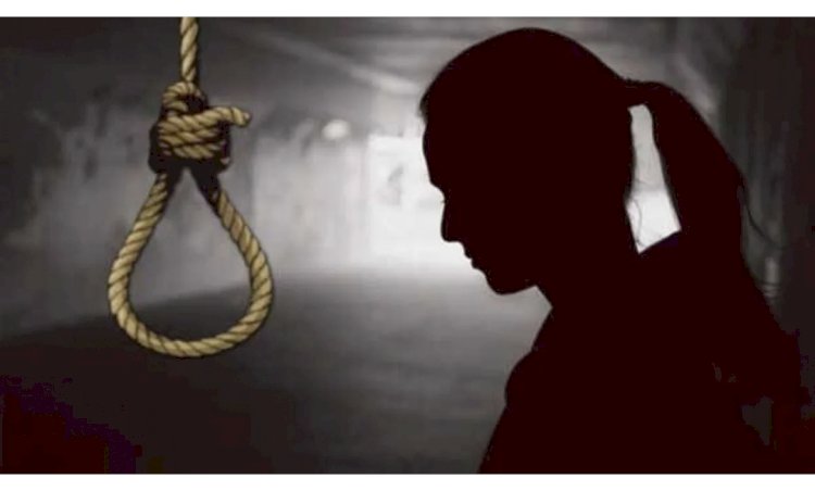 आग्र्यात नर्सची गळफास घेऊन आत्महत्या केली.