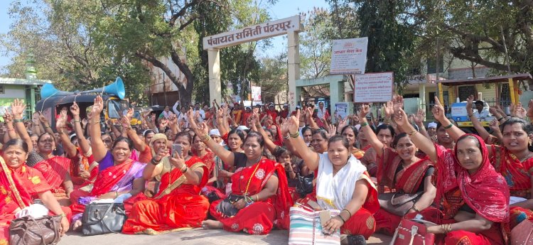 पंढरपुरात निघाला अंगणवाडी सेविकांचा  विराट मोर्चा...  ४ डिसेंबर २०२३ पासून संप सुरू; सेविकांचा प्रशासनाला गंभीर इशारा.