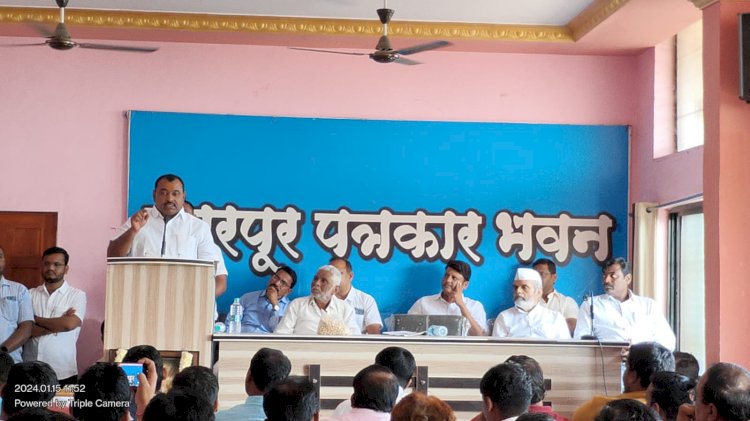 पत्रकार हा समाजाबरोबरच लोकप्रतिनिधींचा आरसा असतो : आ.समाधानदादा आवताडे  पत्रकारांच्या घरकुलाचा प्रश्न मार्गी लावण्यासाठी प्रयत्न करणार : समाधानदादा आवताडे   पंढरपूर येथे आमदार समाधान आवताडे यांच्या वतीने पत्रकार बांधवांचा सन्मान.