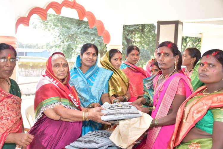 ' सहकार शिरोमणी 'कारखाना कार्यस्थळावर तिळगुळ वाटप व ऊस तोडणी महिला मजुरांना साडी वाटपाचा कार्यक्रम संपन्न..,