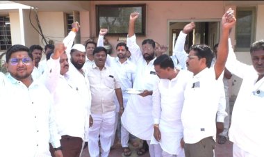 शालेय पोषण आहारात बेदाण्याचा समावेश.  द्राक्ष उत्पादकांना सरकारचा दिलासा.  पंढरपुरात भाजप किसान मोर्चाकडून निर्णयाचे स्वागत  देवेंद्र फडणवीस दूरदृष्टी असणारा नेता : माऊली हळणवर