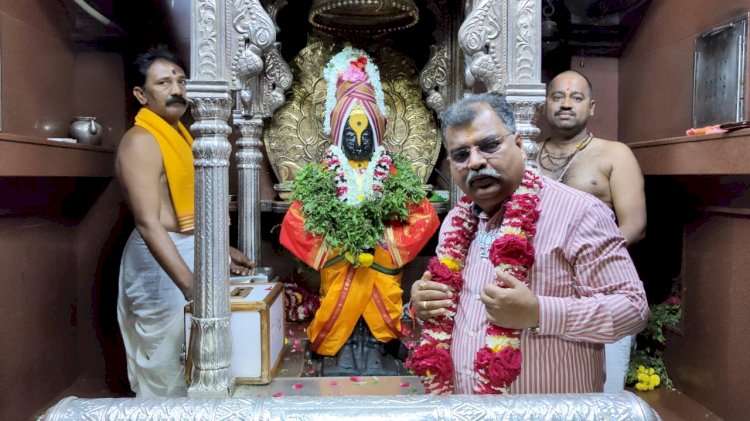 सार्वजनिक बांधकाम मंत्री रवींद्र चव्हाण यांनी घेतले श्री विठ्ठल - रुक्मिणी मातेचे दर्शन