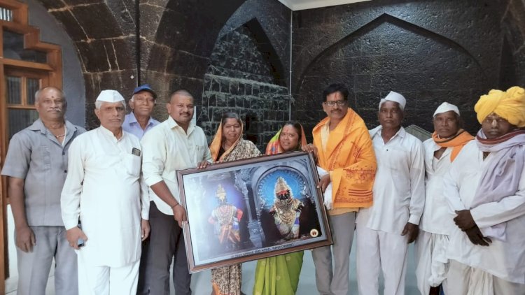 बीड येथील  तुकाराम कुटे या भाविकांकडून एक लाखाची देणगी;