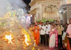 पंढरपूरात विठ्ठल- रुक्मिणी मंदिर समितीच्या वतीने नामदेव पायरी येथे होळी उत्साहाने साजरी; भाविक भक्तांची प्रमुख उपस्थिती