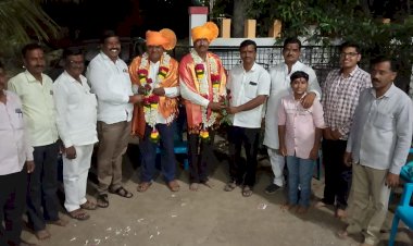 आदर्श शिक्षक प्रकाश मोरे, जनसंपर्क अधिकारी संजय क्षीरसागर यांचा मारापुरात सत्कार