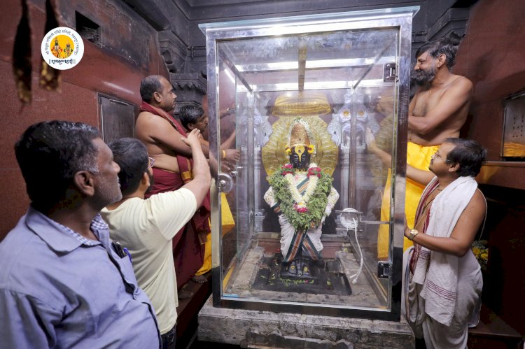पंढरपूरच्या श्री .विठ्ठल- रुक्मिणी मंदिर गाभाऱ्यातील दुरुस्ती कामास सुरुवात,  मूर्तीच्या संरक्षणासाठी बुलेट प्रुफ काचेचे आवरण  बसविण्यात आले.  12 मार्च रोजीच्या बैठकीत झाला होता निर्णय- कार्यकारी अधिकारी राजेंद्र शेळके यांची माहिती.