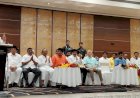 प्रणिती शिंदेच्या माध्यमातून सोलापूरचा आवाज पार्लमेंट मध्ये पोहोचवा - एम बी पाटील.  ४०० तर सोडाच २०० आकडा ही पार होणार नाही.  मोदींनी १६ लाख कोटी उद्योजकांना उद्योजकांना माफ केले तोच पैसा आम्ही गरीबात वाटू.   मोदी लाटेचा मुखवटा गळून पडला आहे