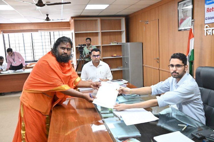 सोलापूर व माढा लोकसभा मतदारसंघासाठी 77 अर्जदारांनी 122 अर्ज घेतले  सोलापूरसाठी 58 तर माढा लोकसभा मतदारसंघासाठी 64 अर्ज घेण्यात आले  सोलापूर लोकसभा मतदारसंघासाठी दीपक उर्फ श्री व्यंकटेश्वरा महा स्वामीजी यांचा उमेदवारी अर्ज दाखल