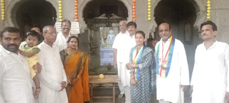 भगवान महावीर जयंती निमित्त आमदार प्रणिती शिंदे यांनी दिगंबर जैन मंदिरात जाऊन घेतले दर्शन.