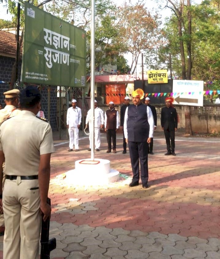 पंढरपूर तहसील कार्यालयामध्ये महाराष्ट्र राज्य स्थापना दिनानिमित्त प्रांताधिकारी सचिन इथापे यांच्या हस्ते ध्वजारोहण