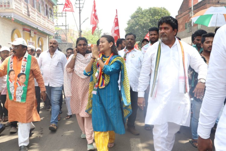 प्रचाराच्या शेवटच्या दिवशी, पदयात्रा काढत प्रणिती शिंदेंचे जोरदार शक्तीप्रदर्शन...   सोलापूर लोकसभेचा विजय तुम्हा सर्वांचा असेल– शिंदे   सोलापूरच्या विकासासाठी, सोलापूरच्या लेकीला मतदान करा, प्रणिती शिंदेंचे आवाहन..