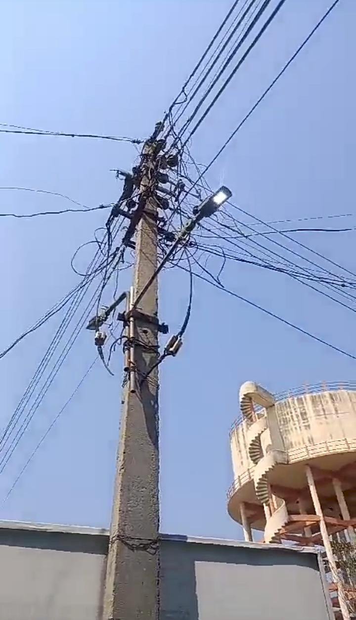 पंढरपूर नगरपालिकेने  भरदिवसा रोडलाईट चालु ठेवण्याचा दिला ठेकेदाराला ठेका ,  आम आदमी पार्टी झाडूसेना आंदोलन करणार--, जिल्हा अध्यक्ष नागेश पवार