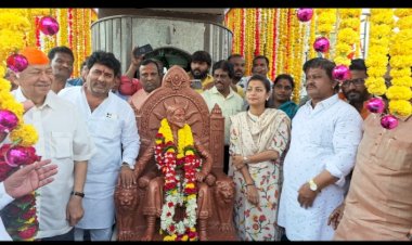 छत्रपती शिवाजी महाराज राज्यभिषेक दिनानिमित्त सोलापूर माजी केंद्रिय मंत्री सुशीलकुमार शिंदे, खासदार प्रणिती शिंदे यांच्या हस्ते त्यांच्या पुतळ्यास पुष्पहार अर्पण करून अभिवादन..