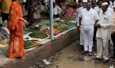 पंढरपूर -मंगळवेढा मतदारसंघाचे आमदार समाधान आवताडे सोमवारच्या आठवडी बाजारात अचानक दाखल,    शेतकरी व व्यापाऱ्याकडून जाणून घेतल्या समस्या ,   नगरपालिकेकडून सुख सुविधेचा अभाव ,प्रशासनाचा कारभार ढसाळ, शेतकरी व्यापारी संतप्त,  नगरपालिकेच्या कामचुकार अधिकाऱ्यांची पळता भुई थोडी