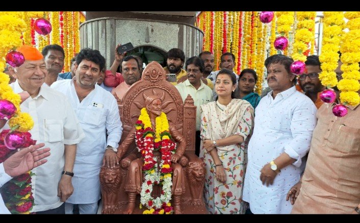 छत्रपती शिवाजी महाराज राज्यभिषेक दिनानिमित्त सोलापूर माजी केंद्रिय मंत्री सुशीलकुमार शिंदे, खासदार प्रणिती शिंदे यांच्या हस्ते त्यांच्या पुतळ्यास पुष्पहार अर्पण करून अभिवादन..
