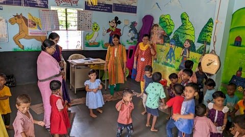 सोलापूर जिल्हा परिषदेच्या मुख्य कार्यकारी अधिकारी मनीषा आव्हाळे यांचे कन्येचा  जिल्हा परिषदेच्या अंगणवाडीत प्रवेश,   बोलण्यापेक्षा करुन दाखवले, नागरिकांमध्ये चर्चेचा विषय,   अंगणवाडीतील पालक सभेलाही आव्हाळे यांची उपस्थिती