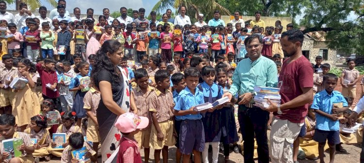 तुंगत येथील डॉक्टर दांपत्याचा  स्तुत्य उपक्रम ,  650 शालेय   विद्यार्थ्यांना तब्बल चार हजारहून अधिक वह्यांचे मोफत वाटप,  गोरगरीब विद्यार्थ्यांमध्ये आनंदाचे वातावरण