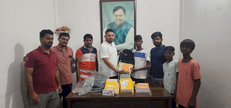 पंढरीत रुक्मिणी प्रतिष्ठानच्या वतीने विद्यार्थ्यांना शालेय साहित्याचे किट वाटप.,  गोरगरीब विद्यार्थ्यांना मदतीचा हात