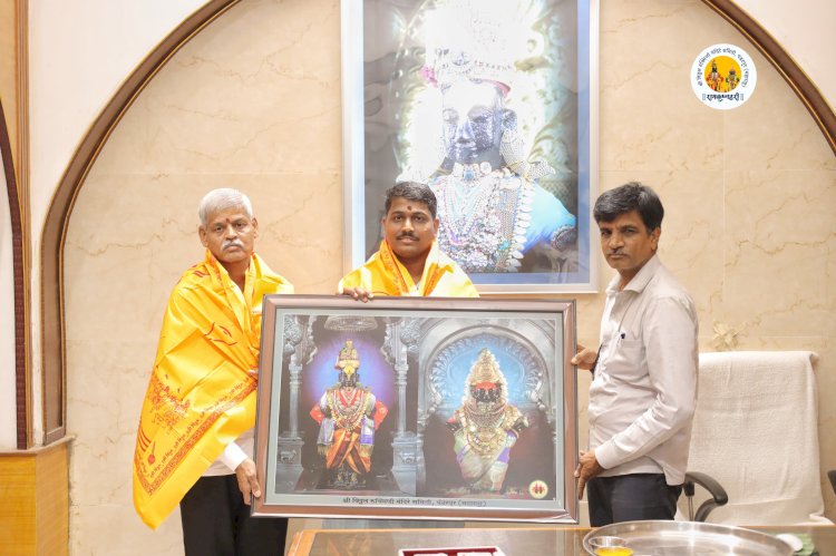 श्री विठ्ठल -रुक्मिणी मातेस भाविकाकडून 05 लाख 40 हजार किंमतीचे चांदी वस्तू अर्पण.