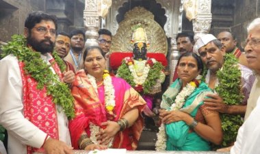 बा विठ्ठला... बळीराजाला सुखी ठेव, कष्टकऱ्यांच्या व सामान्यांच्या जीवनात समृद्धी येऊ दे... मुख्यमंत्र्यांचे विठ्ठल चरणी साकडे  आषाढी एकादशी निमित्त मुख्यमंत्री एकनाथ शिंदे यांच्या हस्ते विठ्ठल रुक्मिणीची महापूजा संपन्न,..