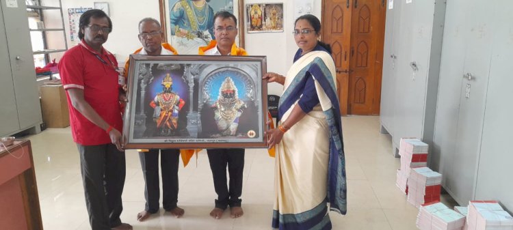 श्री विठ्ठल -रुक्मिणीमातेस भाविकाकडून 1 लाख रुपयाची देणगी;