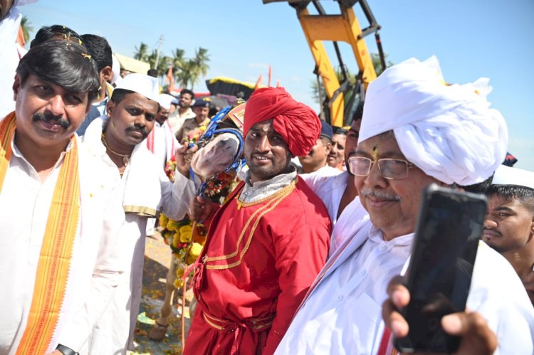 हरी नामाच्या गजरात संतश्रेष्ठ श्री ज्ञानेश्वर माऊलींच्या पालखीचे  सोलापूर जिल्ह्यात आगमन,  धर्मपुरी येथे पालकमंत्री चंद्रकांत पाटील यांनी केले पालखीचे स्वागत