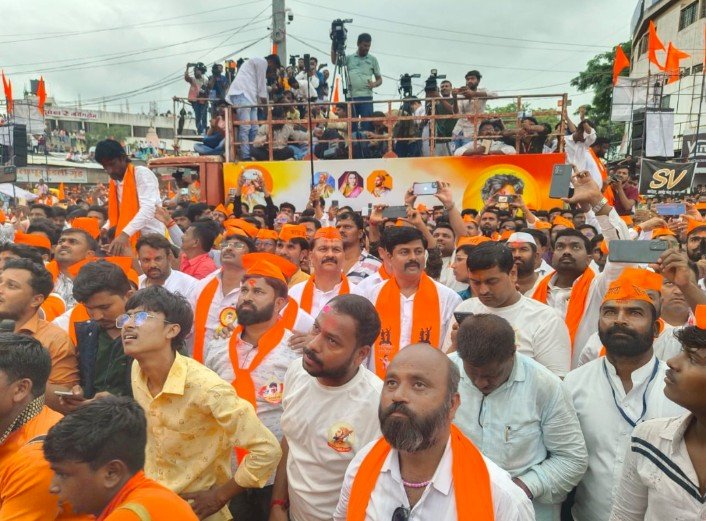 संघर्ष योद्धा मनोज जरांगे पाटील यांच्या शांतता रॅलीस पंढरपूर तालुक्यातून 35000 हजार मराठा समाज बांधव सहभागी:- किरणराज घाडगे  मराठा समाज बांधवाच्या सेवेसाठी  विठ्ठलचे चेअरमन अभिजीत पाटील प्रथम