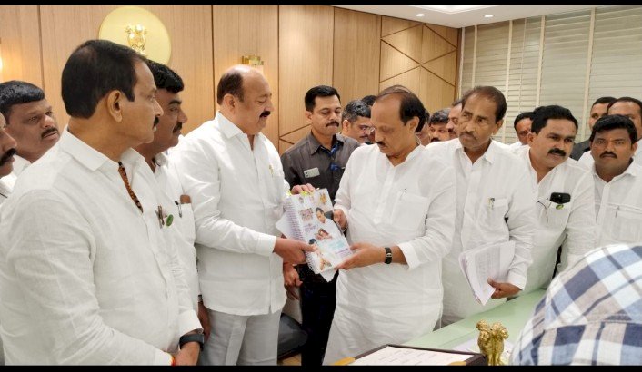 राष्ट्रवादीचे प्रांतिक सदस्य कल्याणराव काळे यांच्या आमदारकीसाठी सोलापूर जिल्ह्यातील आजी-माजी आमदार घेतली उपमुख्यमंत्री अजित पवार यांची भेट,  कल्याणराव काळे यांची विधान परिषदेवर वर्णी लावून त्यांना ताकद दिल्यास  पंढरपूर- मंगळवेढा मतदारसंघात राष्ट्रवादी पक्ष मजबूत  होऊन काळे यांच्या रूपाने माढा -मोहोळ - सांगोला  मतदारसंघात राष्ट्रवादी पक्षाच्या प्रतिनिधीला सोईस्कर होईल अशी चर्चा वरिष्ठ पातळीवरून होत आहे.