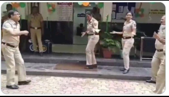 नागपुरात  दुसरी घटना :-- स्वातंत्र्यदिनी पोलिस ठाण्यात नाचणे, गाणे महागात पडले, चार पोलिसांचे निलंबन