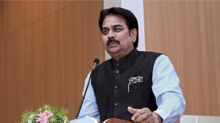 मोठी राजकीय खळबळ आता -- माजी सहकार मंत्री हर्षवर्धन पाटील हेही तुतारीच्या वाटेवर,  हर्षवर्धन पाटलांनी संयम राखावा; भाजपच्या नेत्यांचा सल्ला,  माजी मंत्री हर्षवर्धन पाटलाचे भाजपमध्ये मन रमेना संयम सुटला इंदापुरात राजकीय हालचालींना वेग,  पुणे - सोलापूर जिल्ह्यात पाटील प्रेमी कार्यकर्त्यांमध्येही उत्साह,