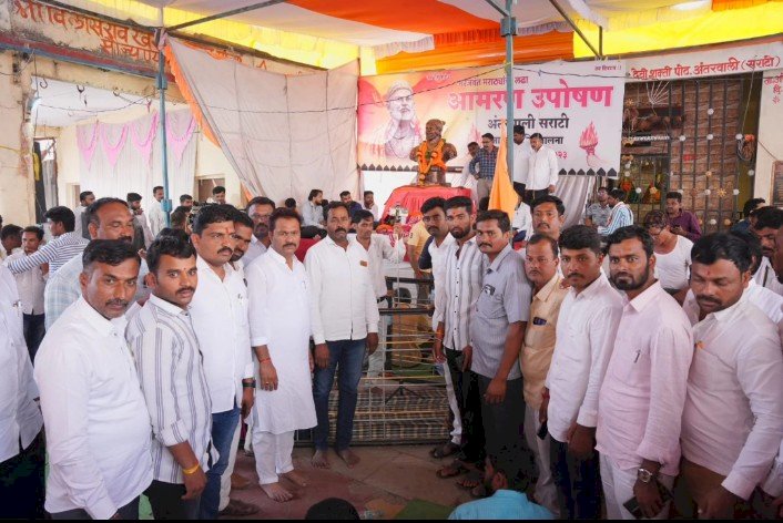 अंतरवाली सराटी येथे चेअरमन अभिजीत पाटलांनी मनोज जरांगे पाटलांच्या उपोषणाला दिली भेट  सरकारने तात्काळ मराठा आरक्षणाबाबत तोडगा काढण्याचे अभिजीत पाटील यांनी केले अवाहन